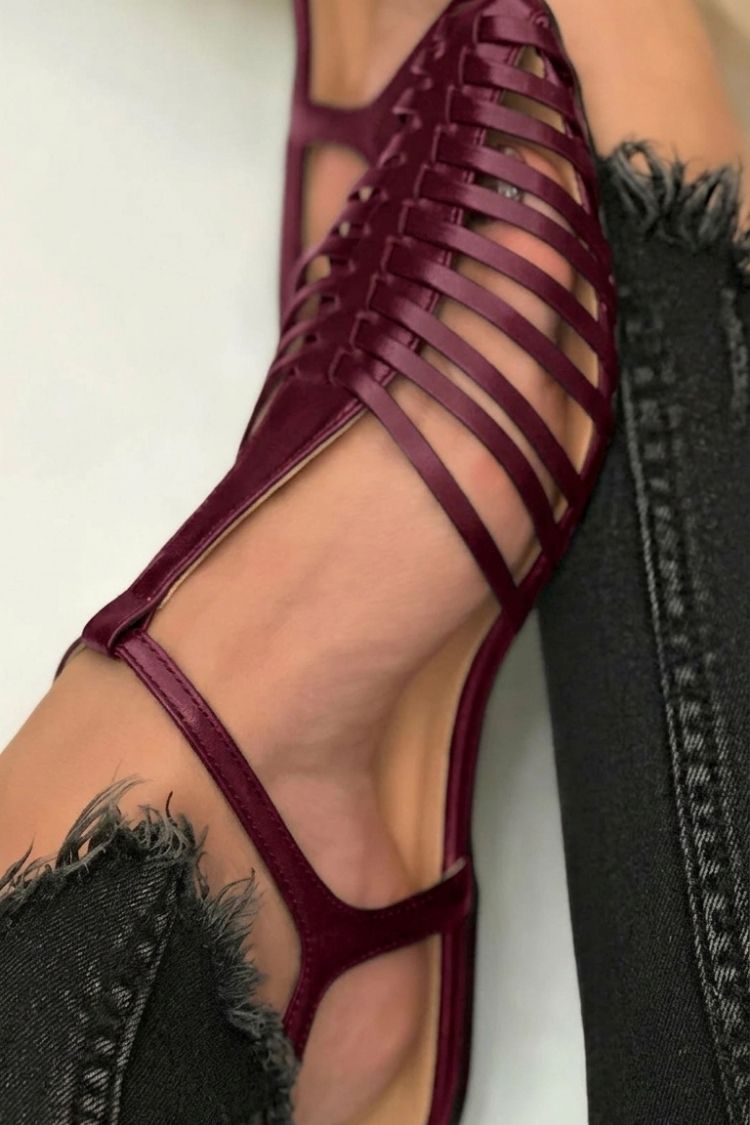sandali neri casual con cinturino a T e cut-out punta affusolata.