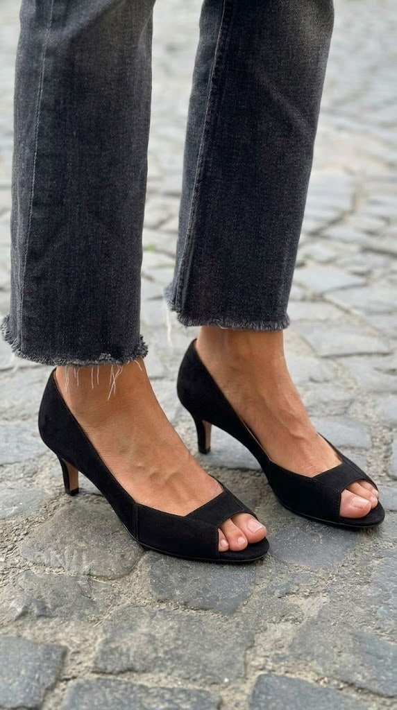 Décolleté in camoscio nero con punta scoperta