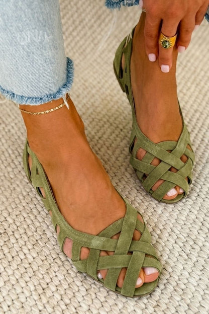 sandali casual piatti con punta aperta intrecciati incrociati.