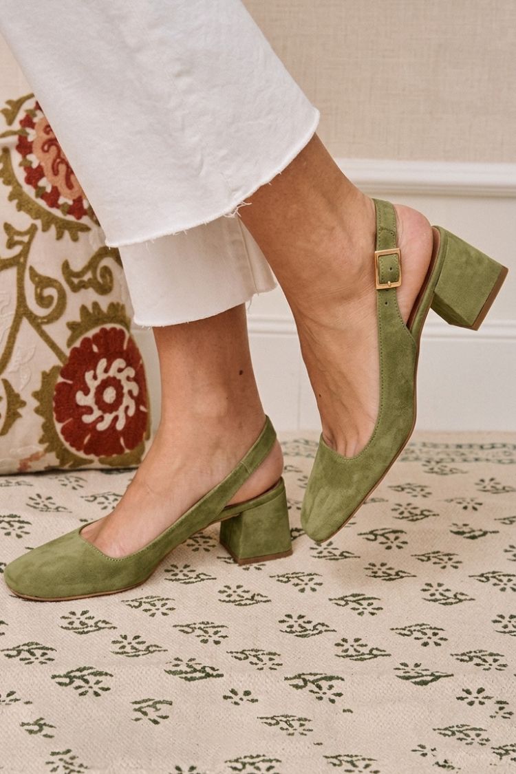 tacchi larghi kaki con slingback, fibbia e punta quadrata.