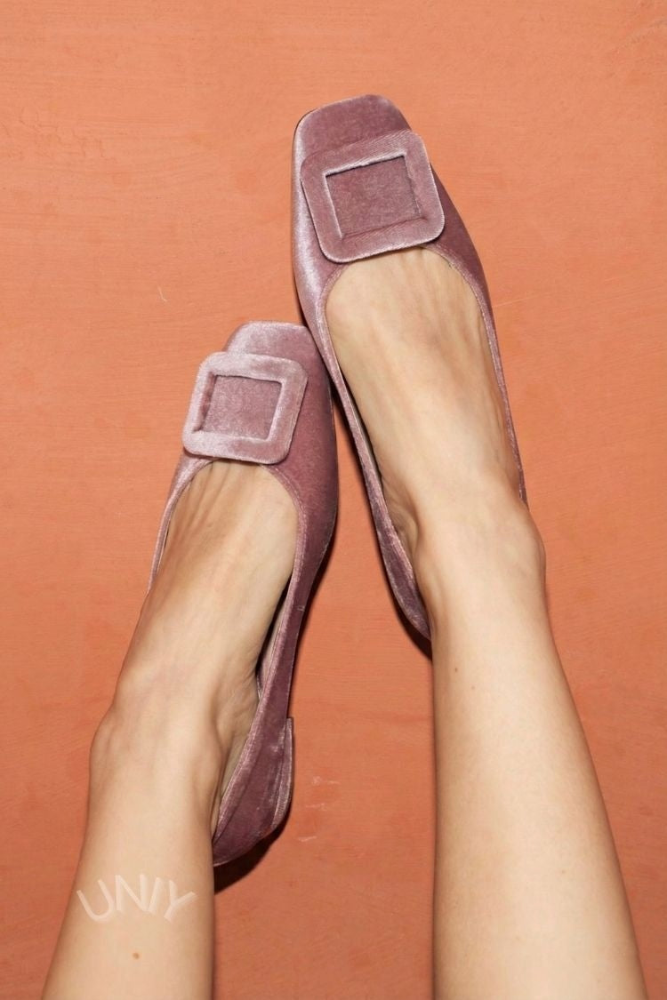ballerine morbide in velluto con fibbia quadrata e punta quadrata.
