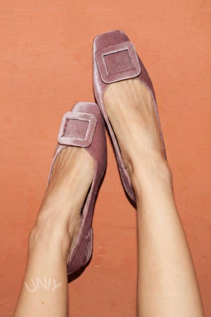 ballerine morbide in velluto con fibbia quadrata e punta quadrata.