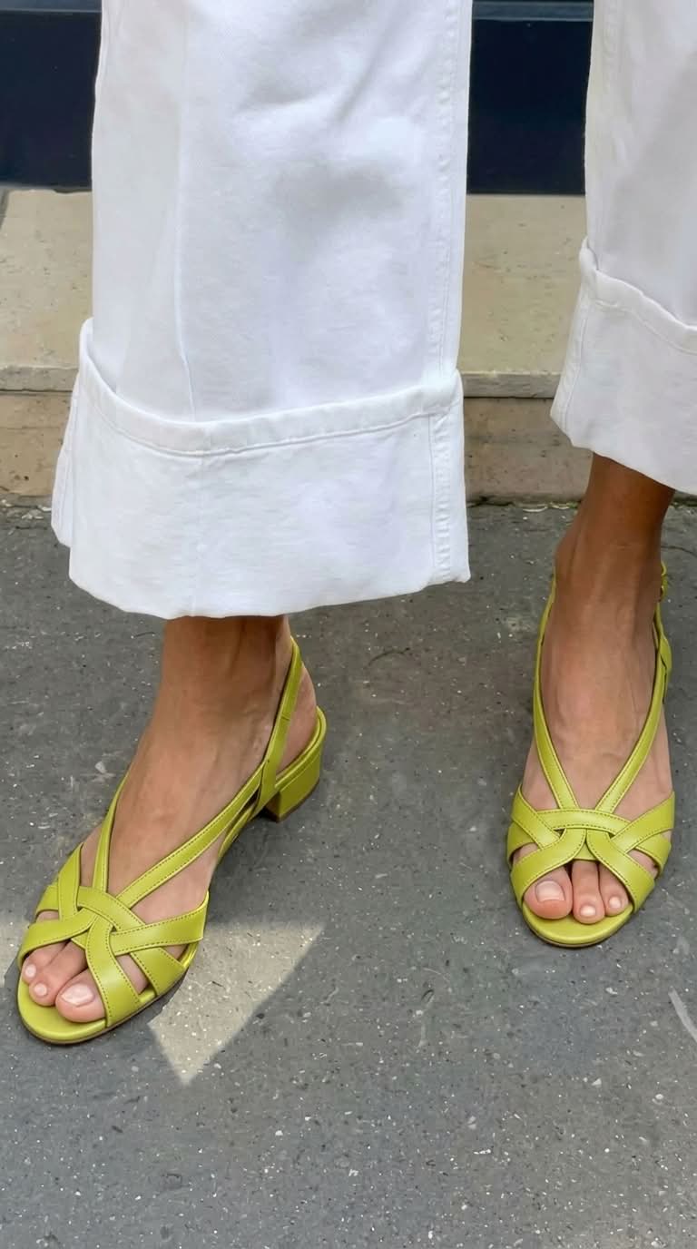 sandali nude in pelle con cinturino incrociato slingback tacco basso.