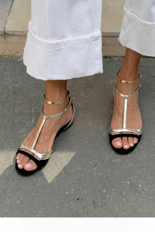 Sandali metallizzati bassi a punta aperta con cinturino a T