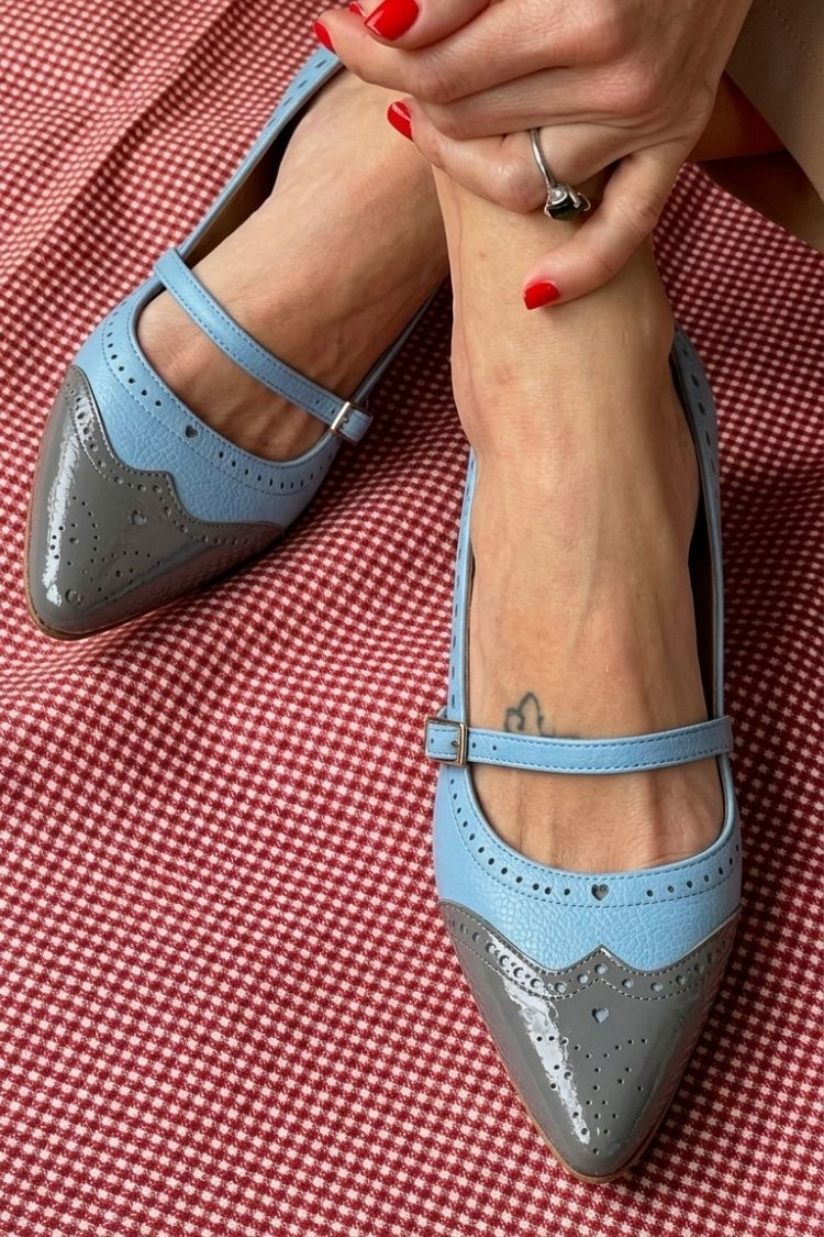 Tacchi bassi color block Bianco a punta con cinturino e fibbia sul collo del piede
