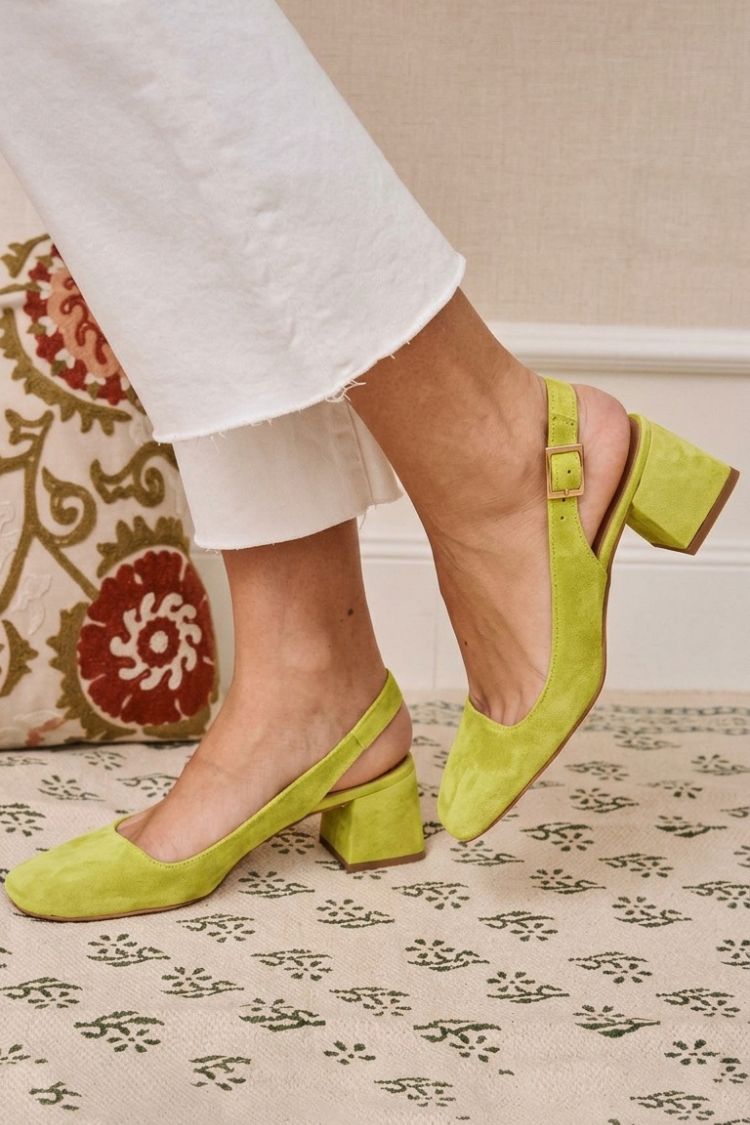 tacchi larghi kaki con slingback, fibbia e punta quadrata.