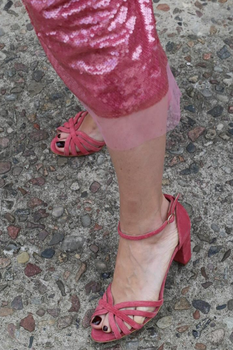 Tacchi scamosciati Rosa a punta aperta con cinturino alla caviglia e cinturini