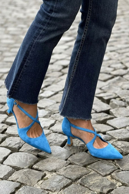 tacchi bassi kaki con cinturino incrociato e fibbia, punta affusolata.