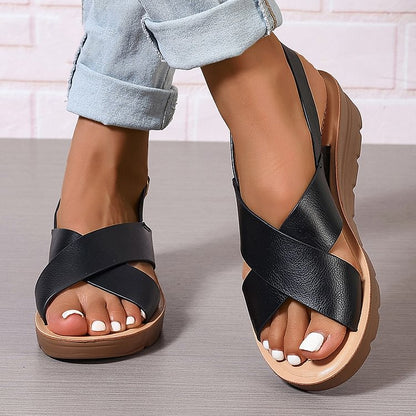 sandali con zeppa, cinturino incrociato, slingback e fibbia, punta aperta.