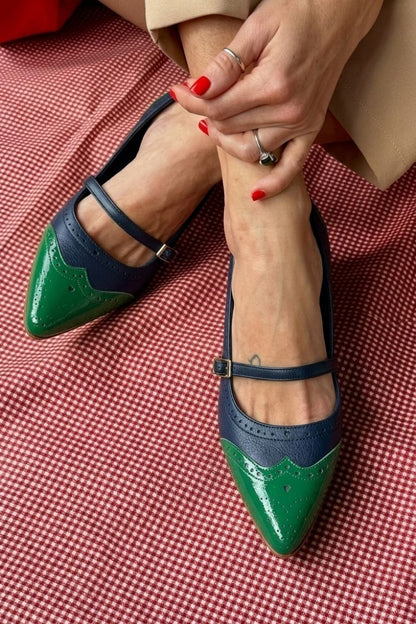 Tacchi bassi color block Bianco a punta con cinturino e fibbia sul collo del piede