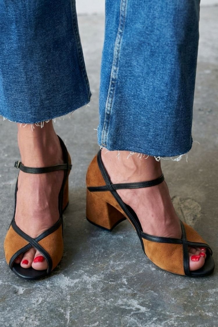 tacchi stiletto colorblock con cinturino a T e fibbia.
