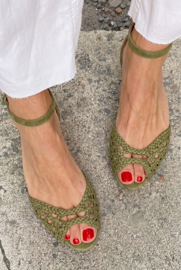 sandali bassi eleganti intrecciati con cut-out, cinturino alla caviglia e punta aperta.