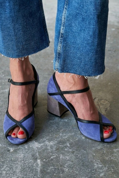 tacchi stiletto colorblock con cinturino a T e fibbia.