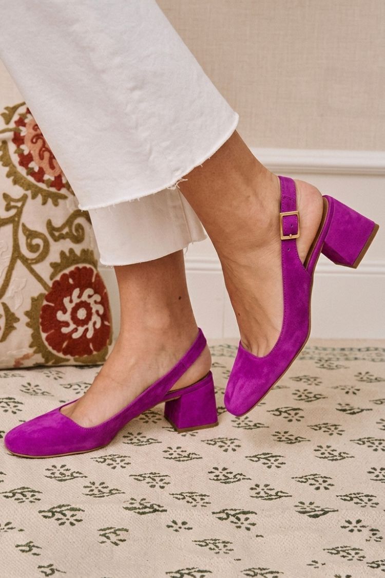 tacchi larghi kaki con slingback, fibbia e punta quadrata.