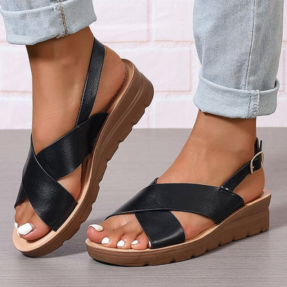 sandali con zeppa, cinturino incrociato, slingback e fibbia, punta aperta.