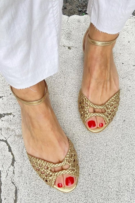 sandali bassi eleganti intrecciati con cut-out, cinturino alla caviglia e punta aperta.