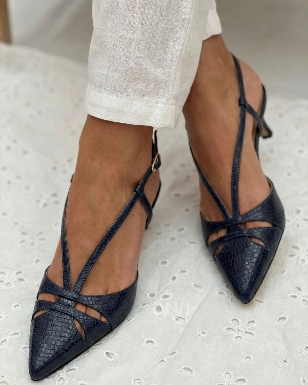 Tacchi kitten slingback eleganti Nero a punta con cinturini