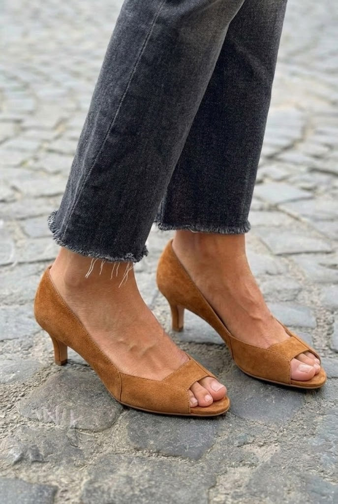 Décolleté in camoscio cuoio con punta scoperta