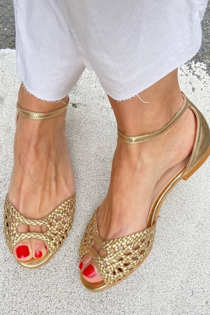 sandali bassi eleganti intrecciati con cut-out, cinturino alla caviglia e punta aperta.