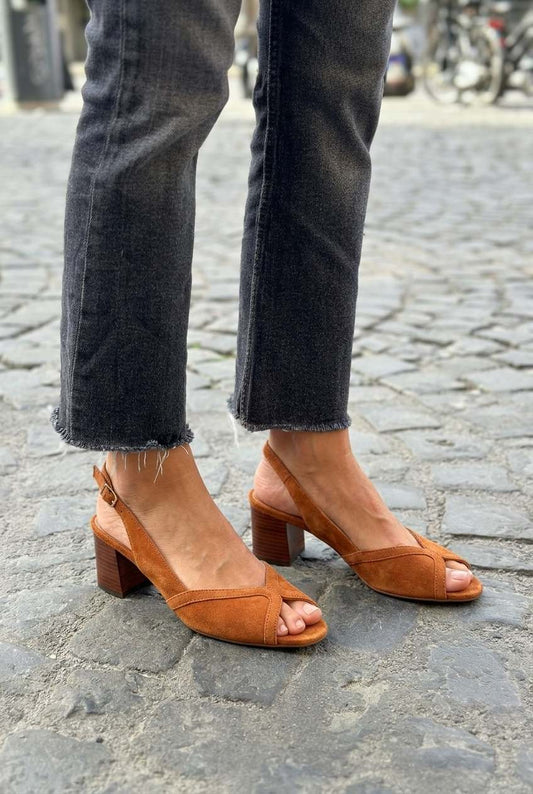 Tacchi a blocco slingback scamosciati con cinturini incrociati e punta aperta