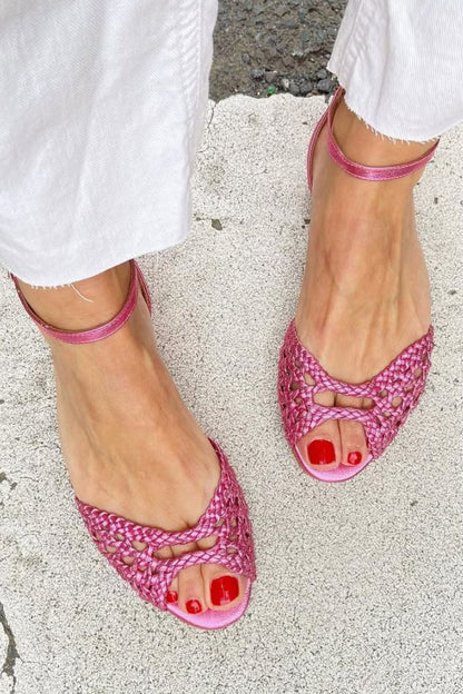 sandali bassi eleganti intrecciati con cut-out, cinturino alla caviglia e punta aperta.