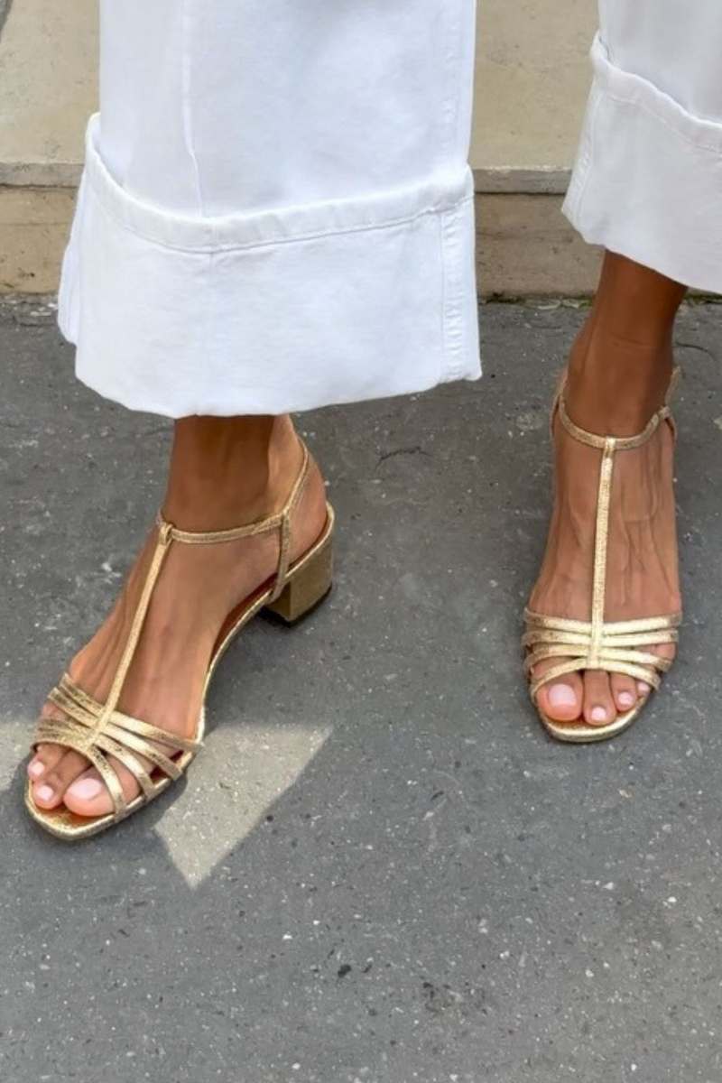 sandali metallizzati con cinturino a T fibbia tacco lungo.