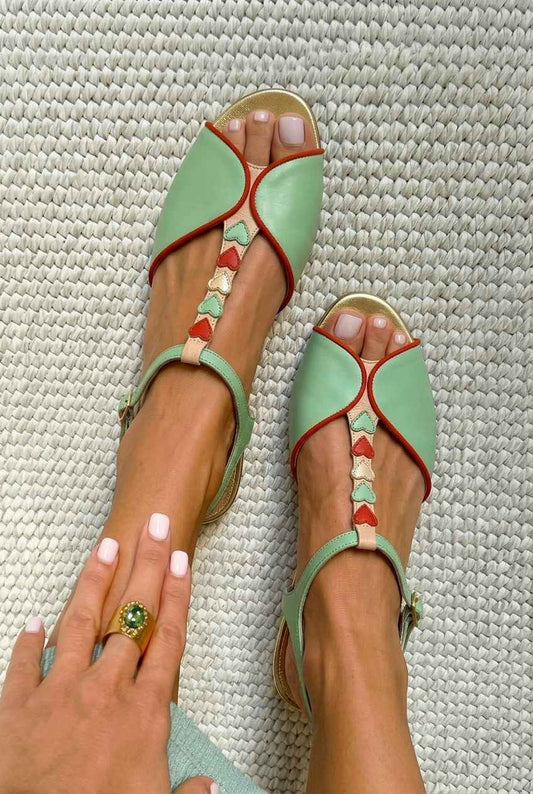 Sandali slingback peep toe bassi con dettaglio a cuore