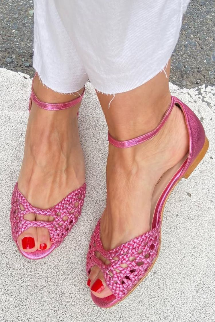 sandali bassi eleganti intrecciati con cut-out, cinturino alla caviglia e punta aperta.