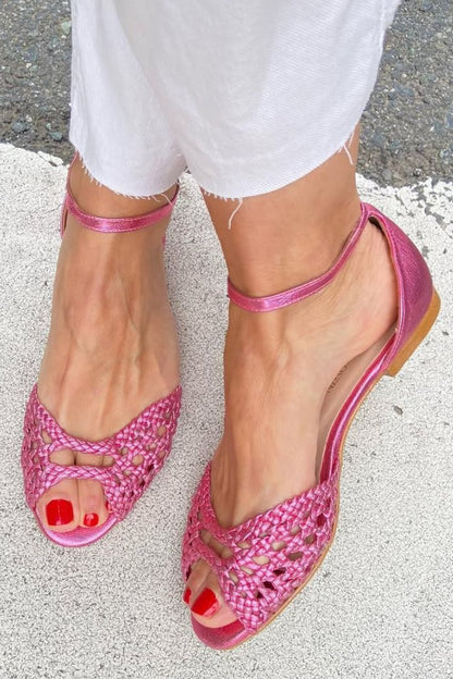 sandali bassi eleganti intrecciati con cut-out, cinturino alla caviglia e punta aperta.