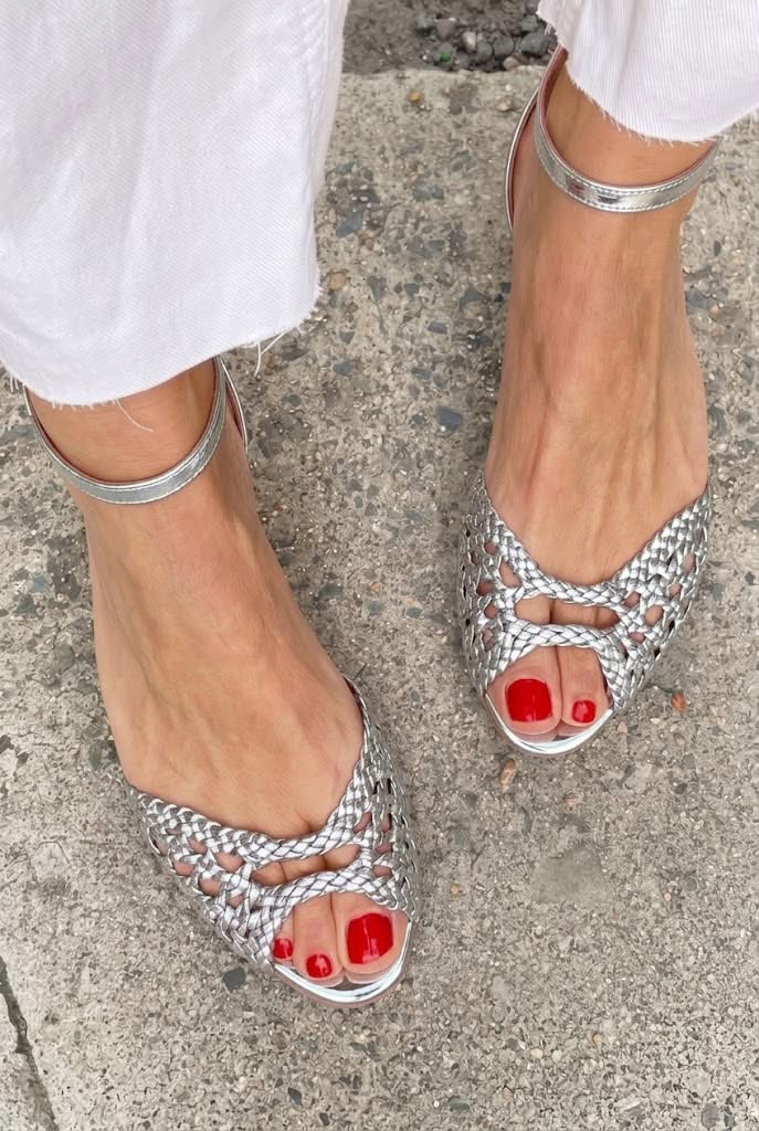 sandali bassi eleganti intrecciati con cut-out, cinturino alla caviglia e punta aperta.