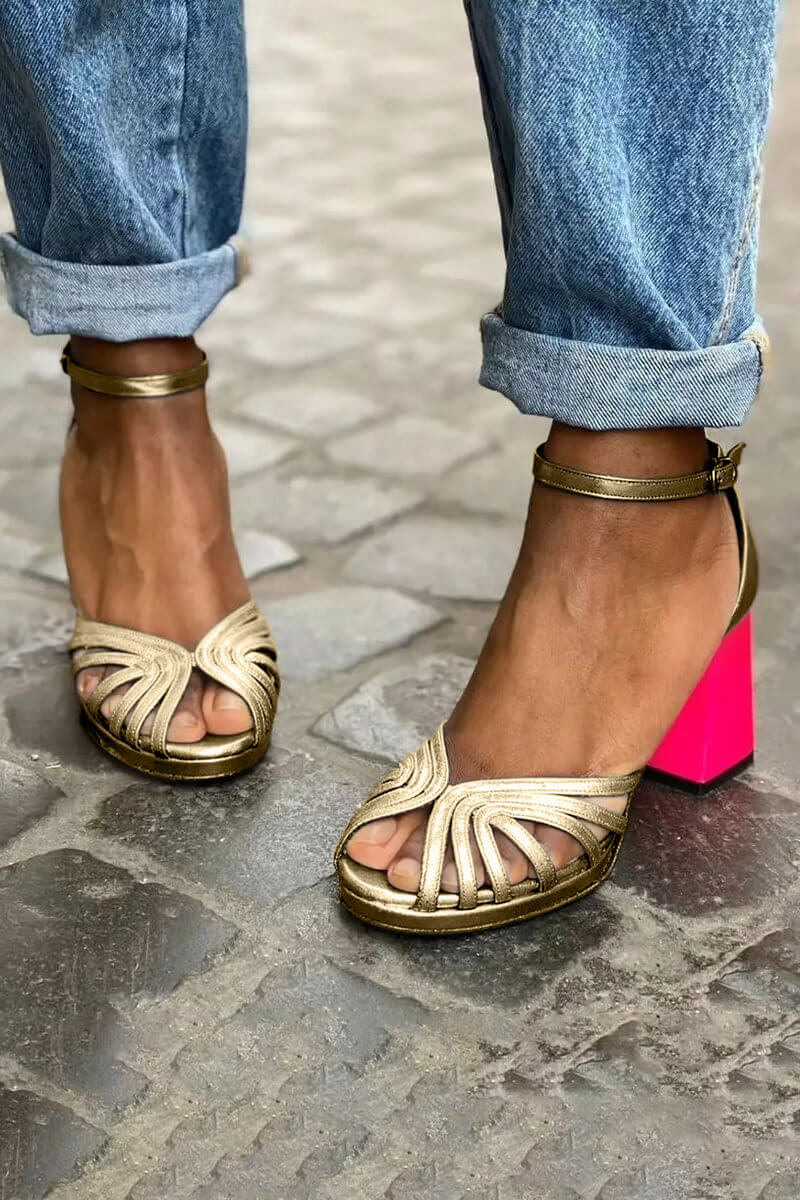 tacchi chunky colorblock eleganti con cinturino alla caviglia, fibbia e punta aperta.