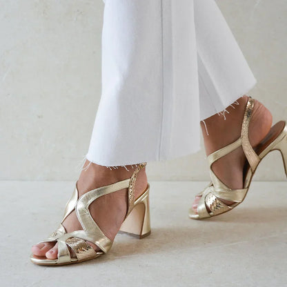 Tacchi larghi cut-out peep toe lucidi dal design irregolare