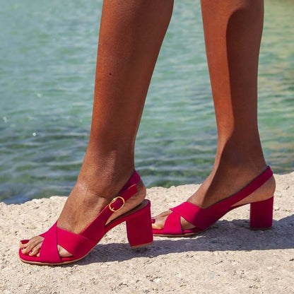 sandali con tacco largo in finto camoscio, slingback e cinturino incrociato.