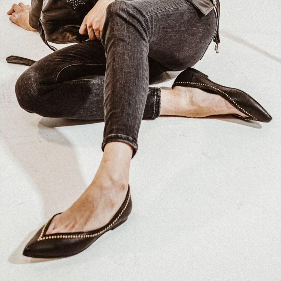 Ballerine slip-on versatili Nero a punta con scollo a V e borchie [Pre-Order]