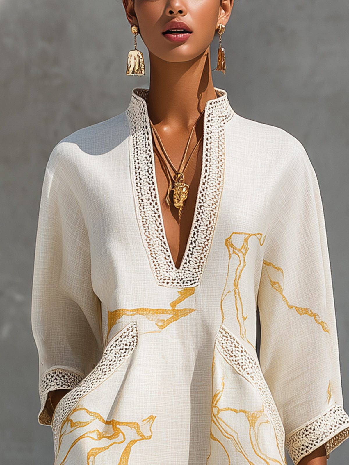 Aliénor | Mini Abito in Pizzo Crochet Avorio con Motivi Dorati e Scollo a V