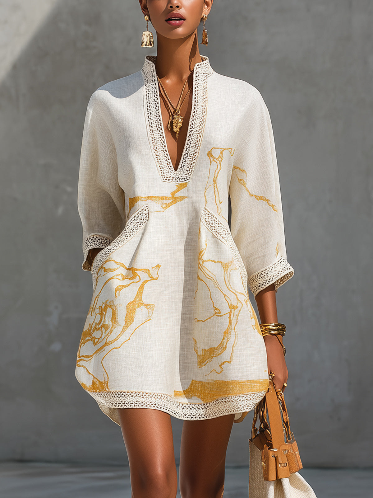 Aliénor | Mini Abito in Pizzo Crochet Avorio con Motivi Dorati e Scollo a V