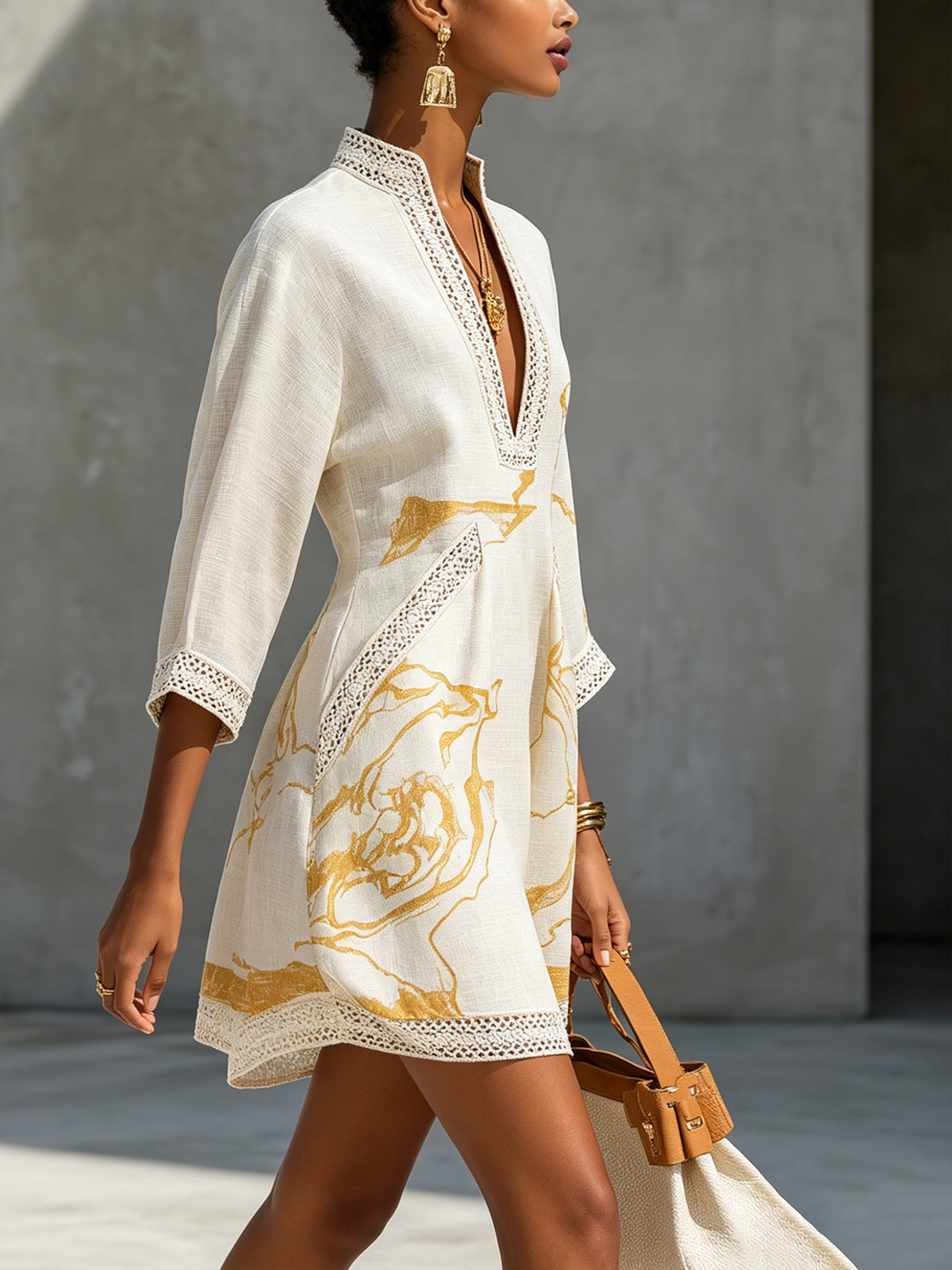 Aliénor | Mini Abito in Pizzo Crochet Avorio con Motivi Dorati e Scollo a V