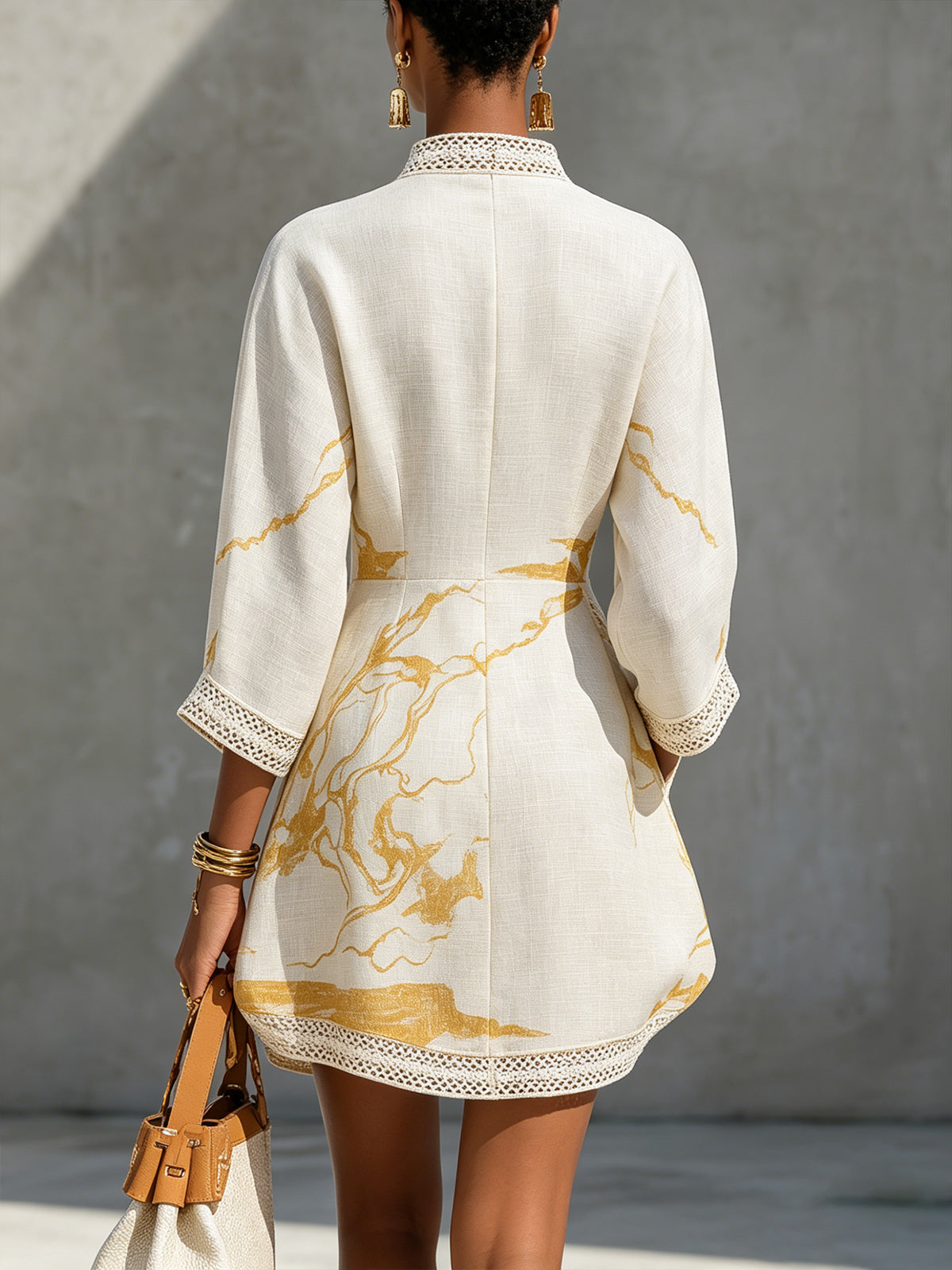 Aliénor | Mini Abito in Pizzo Crochet Avorio con Motivi Dorati e Scollo a V