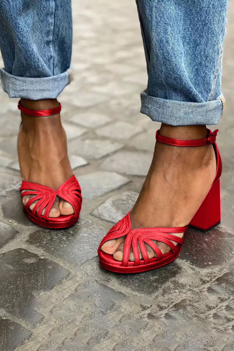 tacchi chunky colorblock eleganti con cinturino alla caviglia, fibbia e punta aperta.