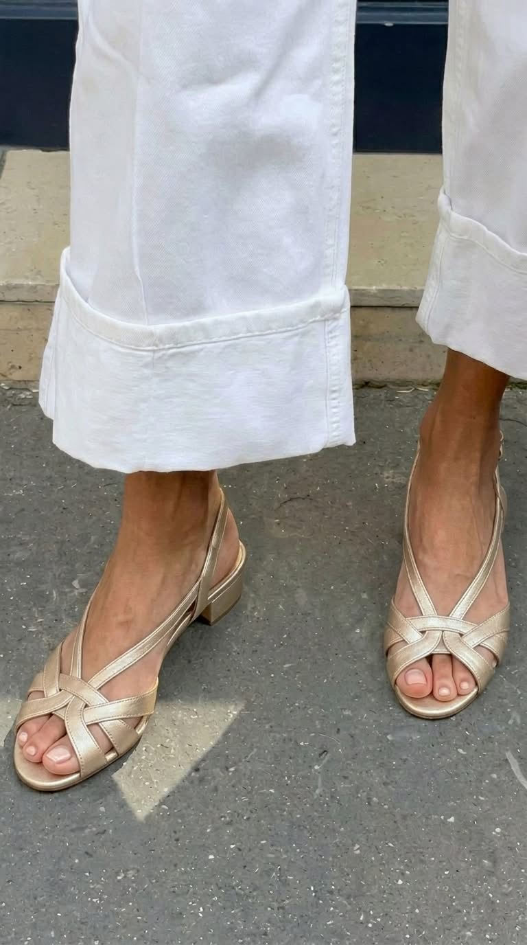 sandali nude in pelle con cinturino incrociato slingback tacco basso.