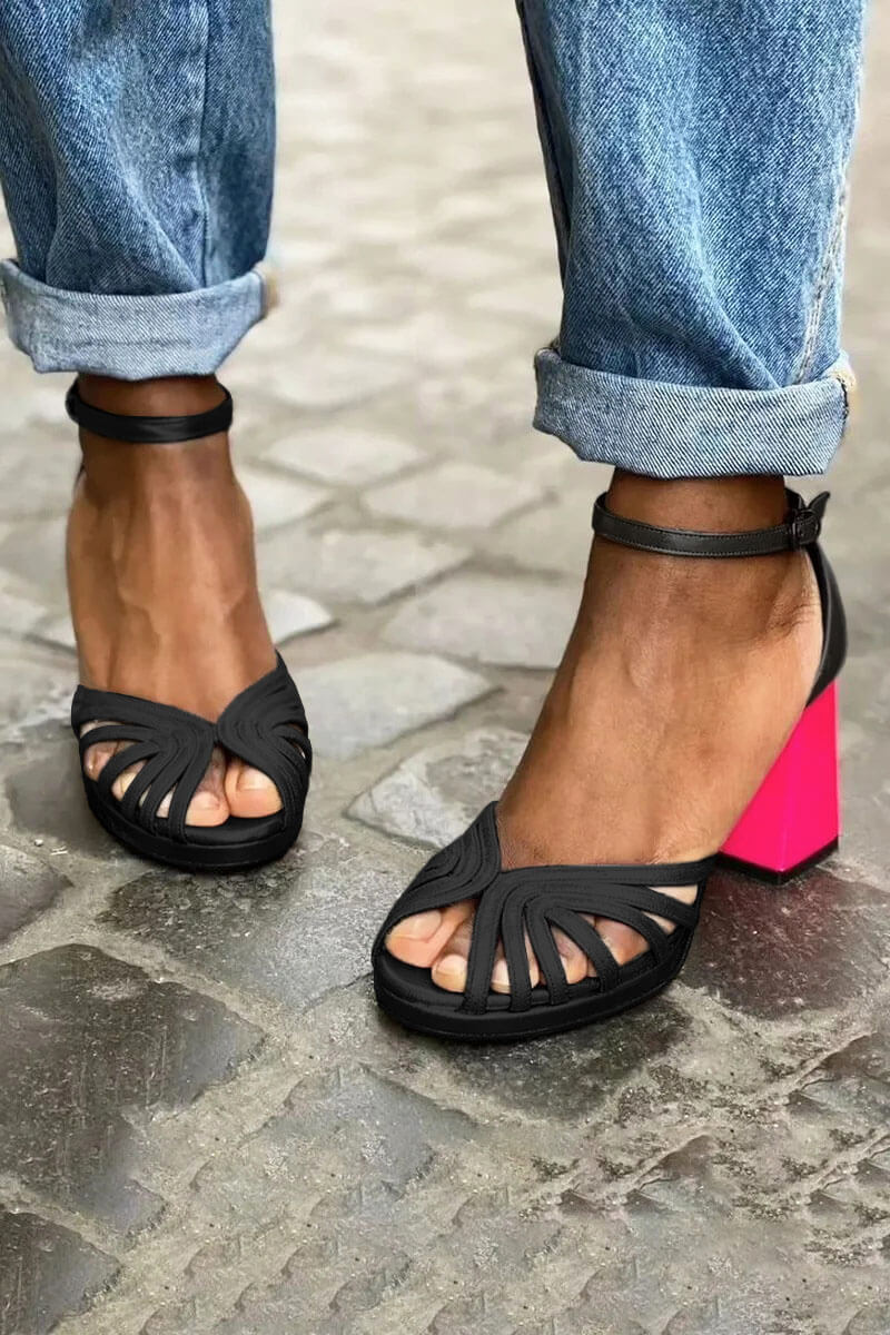 tacchi chunky colorblock eleganti con cinturino alla caviglia, fibbia e punta aperta.