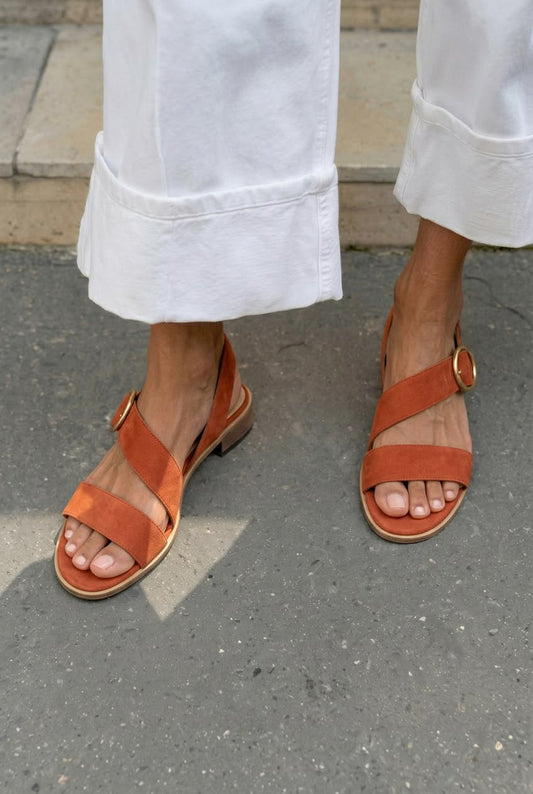 Sandali asimmetrici casual bassi a punta aperta con fibbia